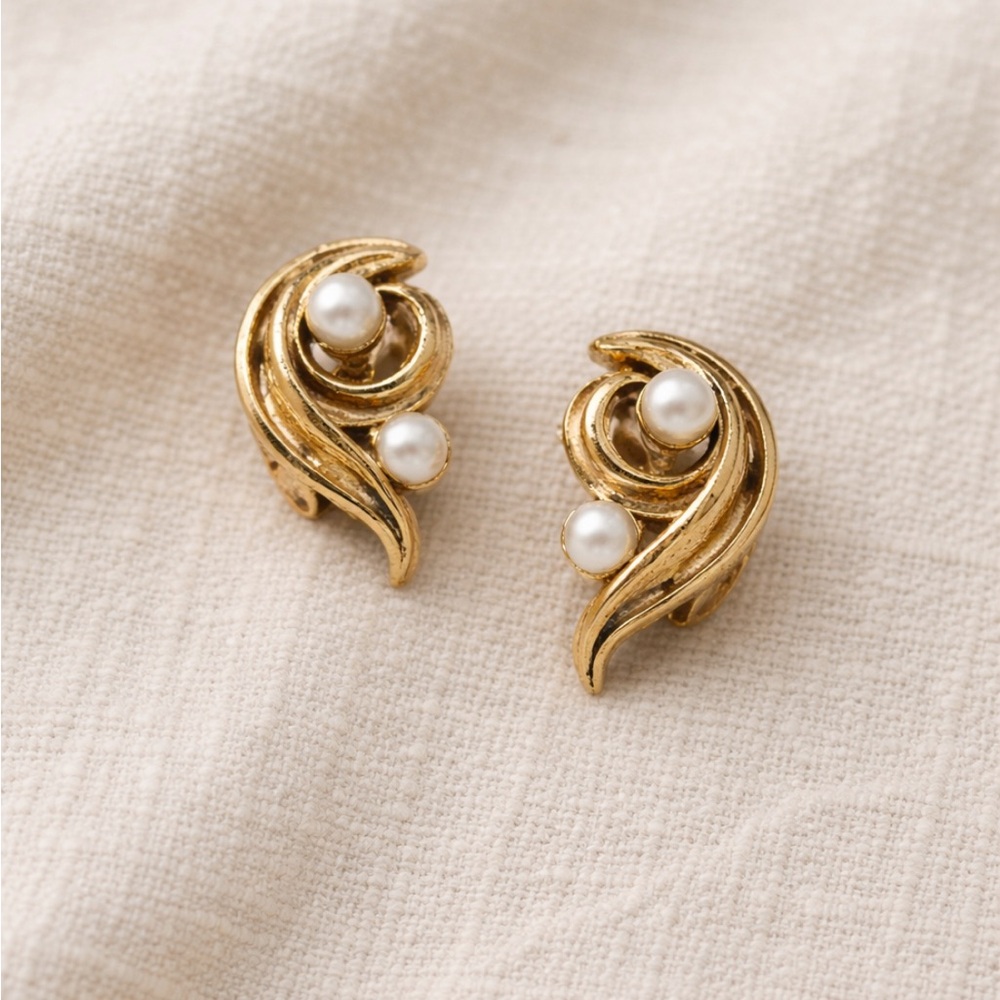 Vintage Lisner Clip-On Earrings. Gold Tone | Faux Pearl | Swirl | Stamped.